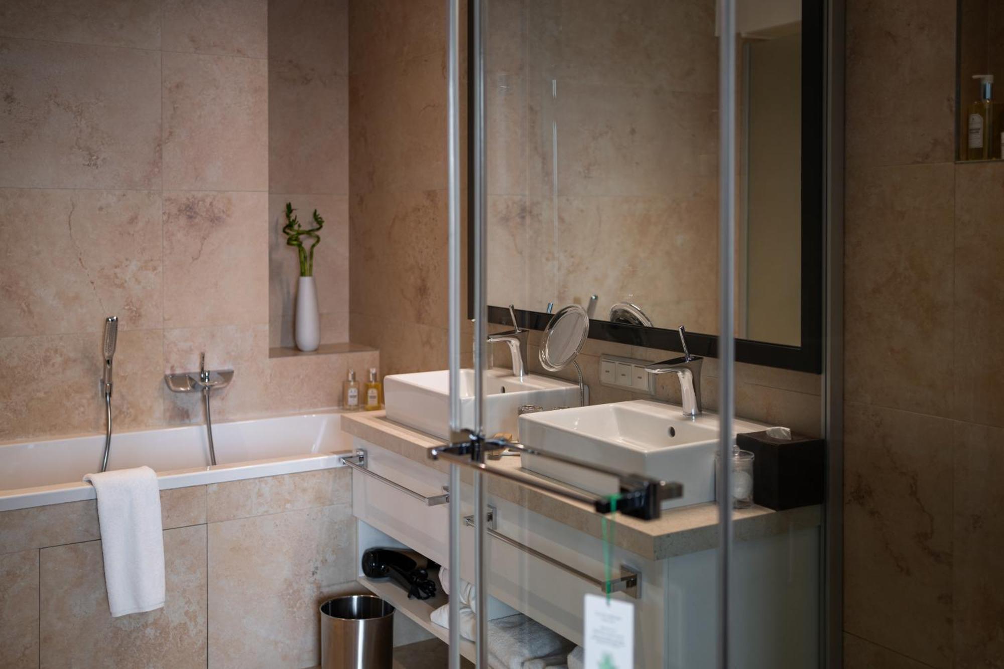 Hotel 11 Mirrors Design 5*