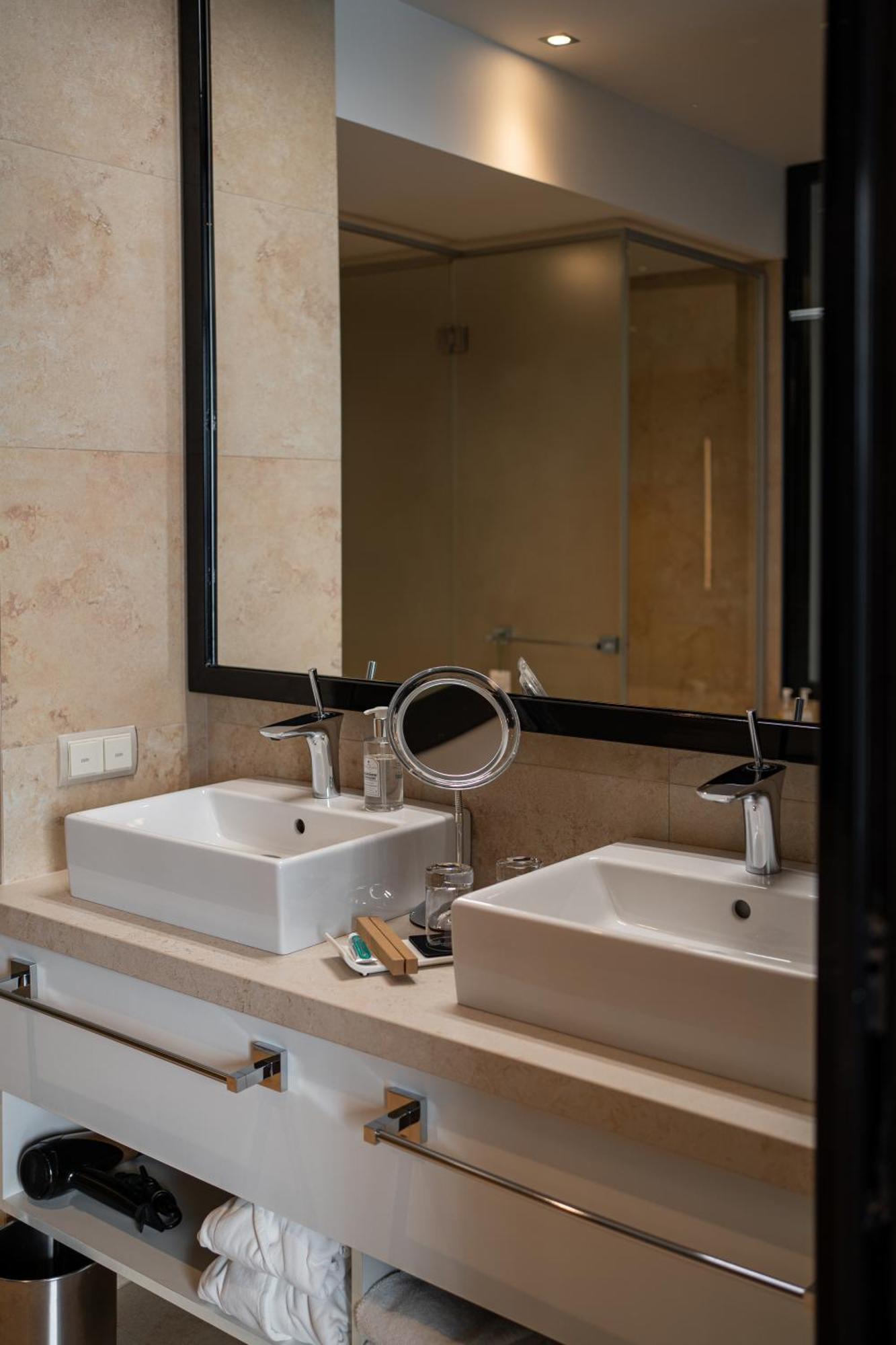 Hotel 11 Mirrors Design